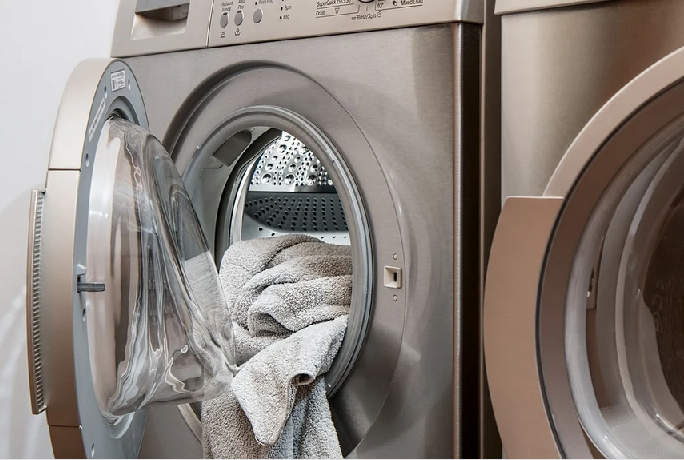 Rady i obalone mity na temat właściwego prania. Nie rujnuj pralki niepotrzebnie