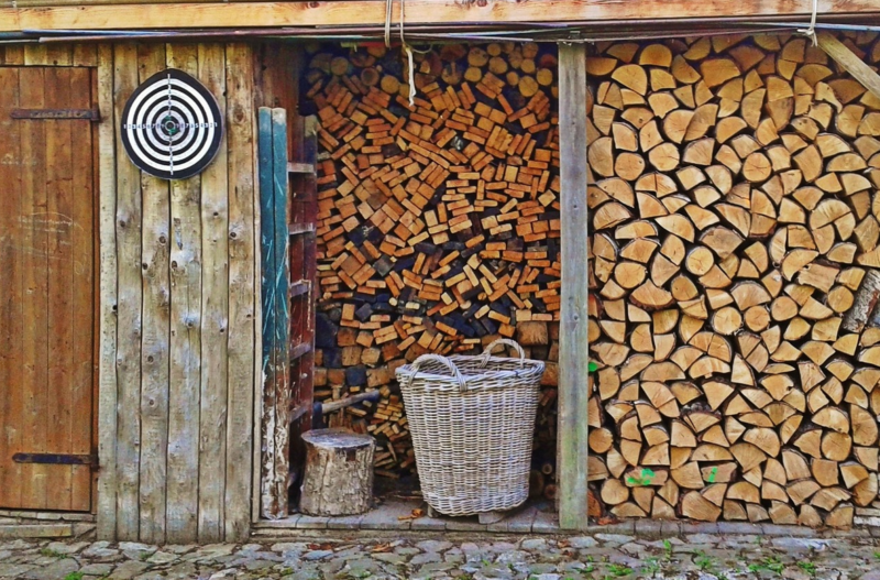 Jak prawidłowo przechowywać drewno opałowe