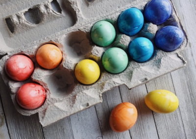 Barwienie jajek w naturalny sposób jest tanie i działa świetnie