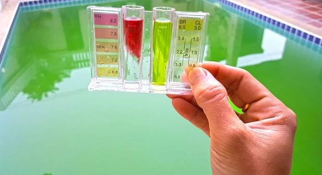 Jak zdobyć zieloną wodę w basenie?