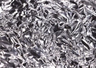 Folia aluminiowa nie służy tylko do gotowania. Pomoże Ci to na przykład obniżyć koszty ogrzewania
